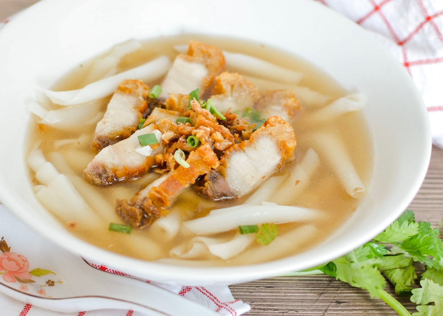 ก๋วยจั๊บหมูกรอบ โจ๊กแม่ณี — Joke Manee kuaychap crispy pork